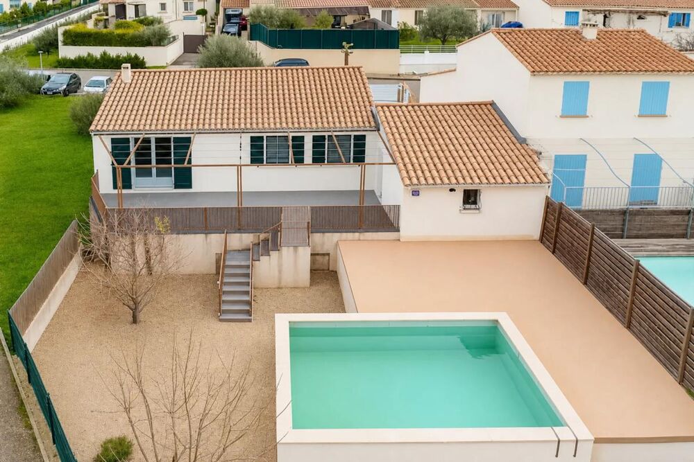 Maison moderne avec jardin et piscine