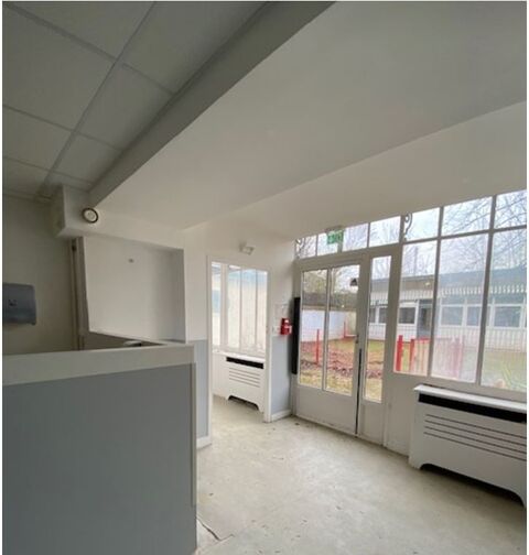 Au pied de la gare de Versailles Rive Droite, un local de 127 m&sup2; &agrave; louer , id&eacute;al pour une cr&egrave;che 4008 78000 Versailles