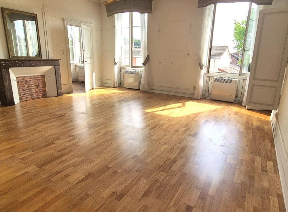 Belle Maison Bourgeoise à Réhabiliter de 396 m² avec Cour, Caves, Chaufferie Gaz, Greniers, Dépendances et Terrain clos et paysa