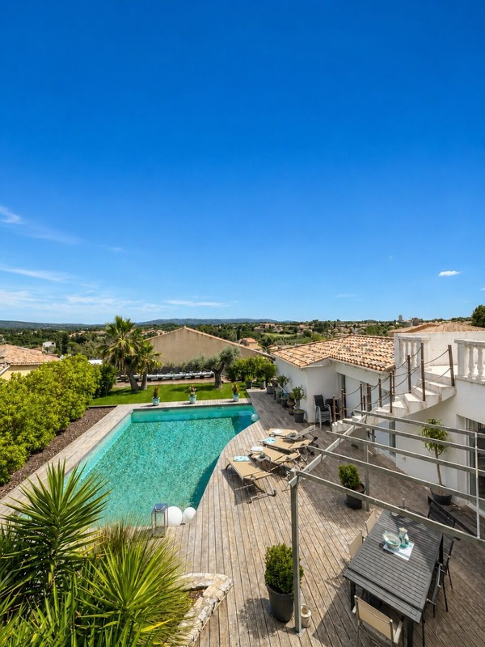 Villa 6 pièces de 186 m² sur un terrain de 1 079 m² avec piscine, jacuzzi, double garage et 4 chambres