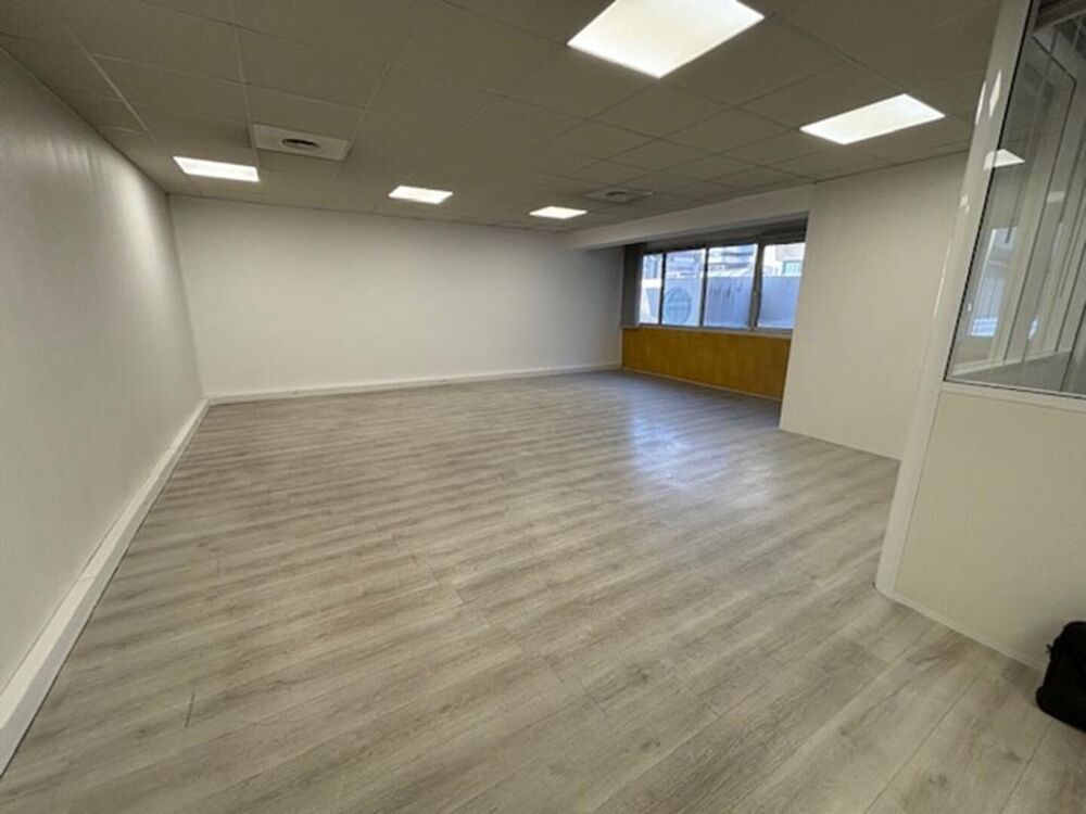   33000 BORDEAUX  - BUREAU LIBRE  70 m², centre-ville +PARKING Bordeaux