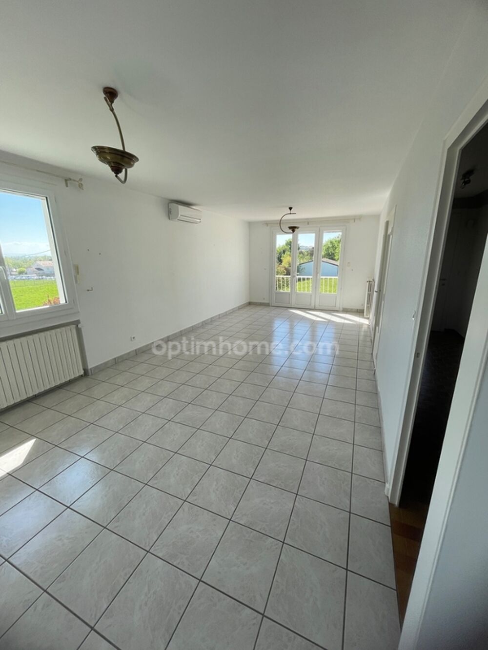 ? Maison lumineuse avec grand séjour, sous-sol complet de 80 m² et terrain de 800 m² exposé sud-est, à deux pas des écoles et co