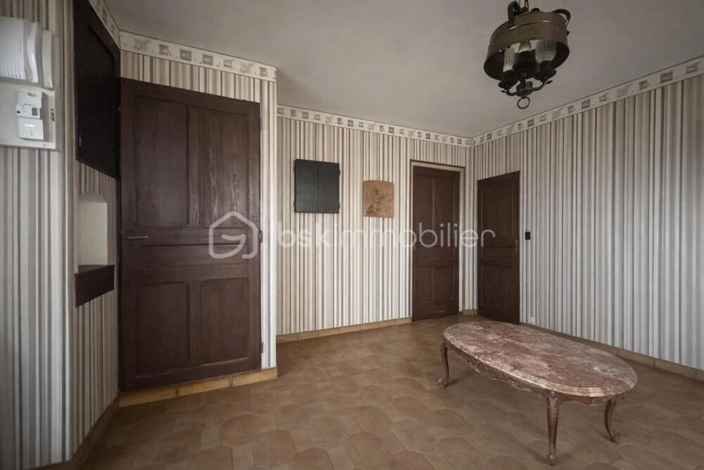 En campagne, une villa traditionnelle spacieuse à renover ! Sur Saint-Julien-les-Rosiers