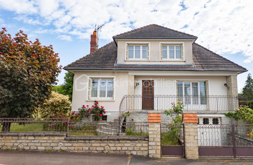 Vente Maison Charmante maison traditionnelle de caractère avec son sous-sol complet, son agréable terrain et son grand garage indépendant dan Coulanges les nevers