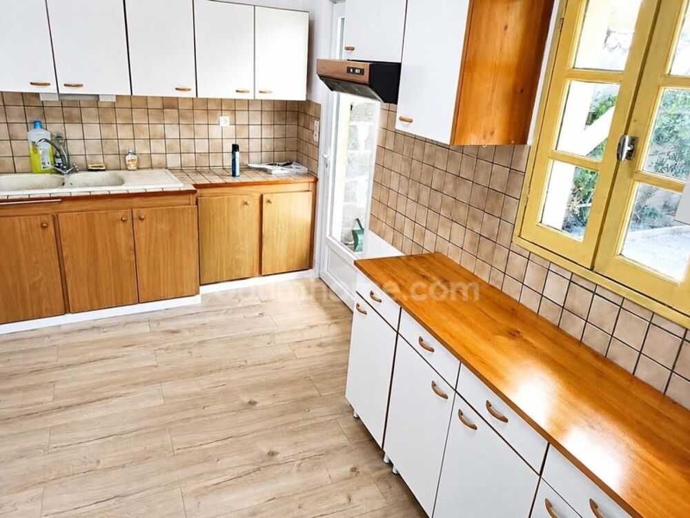 Maison de ville rénovée de 95 m²  4 chambres  Cour et garage  Centre-ville RUELLE SUR TOUVRE (16)