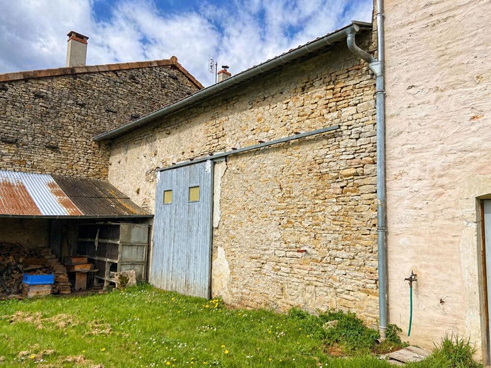 EXCLUSIVITÉ - Maison à vendre avec dépendances à Uchizy