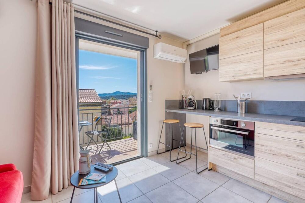 Studio rénové avec terrasse à vendre- Centre-ville Lavandou- Plage et commerces à pied