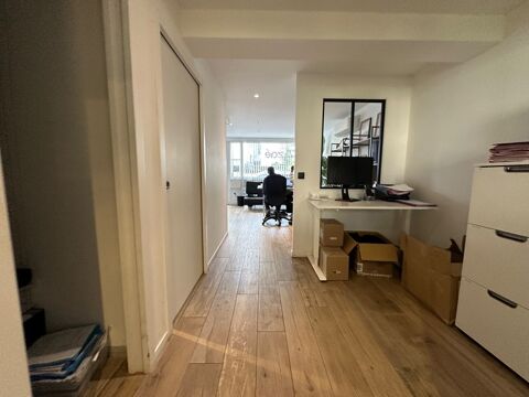 RARE ! MURS local bureaux RDC en tr&egrave;s bon &eacute;tat &agrave; vendre LYON 8EME  (69) de 92 m&sup2;, enti&egrave;rement r&eacute;nov&eacute; r&eacute;cemment, en plein coeur d 425000 69008 Lyon 8eme arrondissement