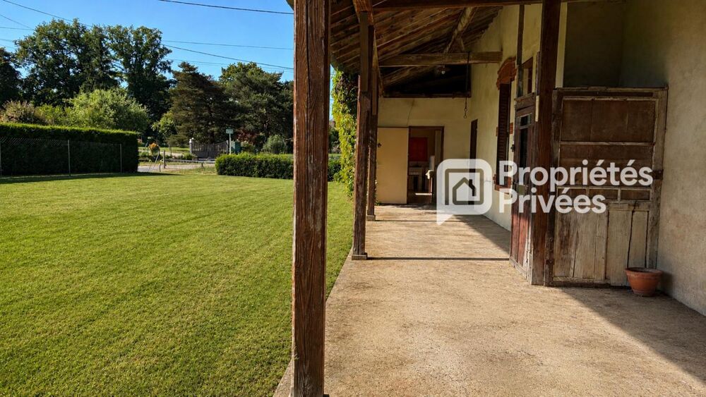 Sur 2700 m2 de terrain, belle ferme à rénover