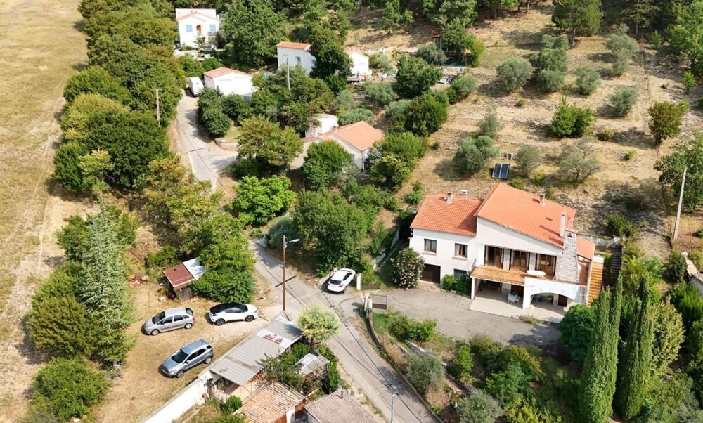 ? À VENDRE  Grande villa avec terrain boisé avec une olivette à Sisteron