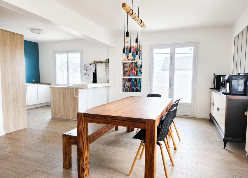 Coup de coeur assuré  Maison familiale non mitoyenne rénovée avec piscine chauffée quartier Barrières St Marc a Orléans