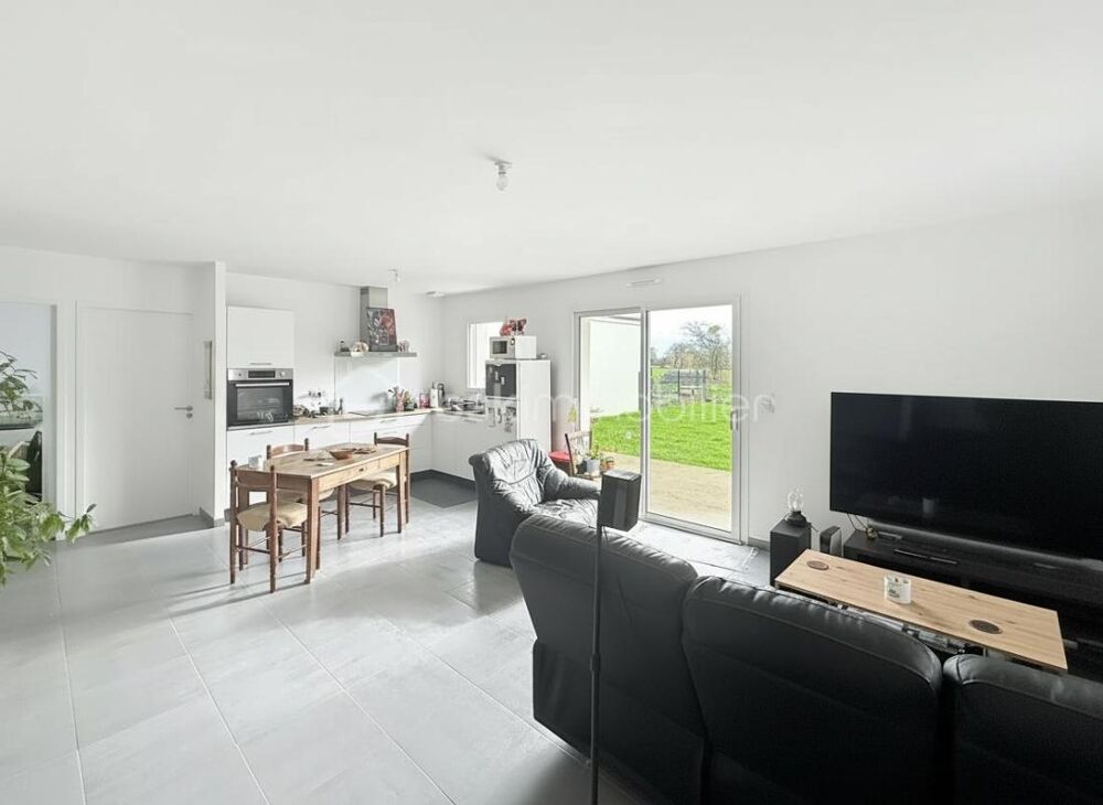 Maison de plain-pied construite en 2024, développant environ 70 m² habitables, édifiée sur une parcelle de 350 m² entièrement cl
