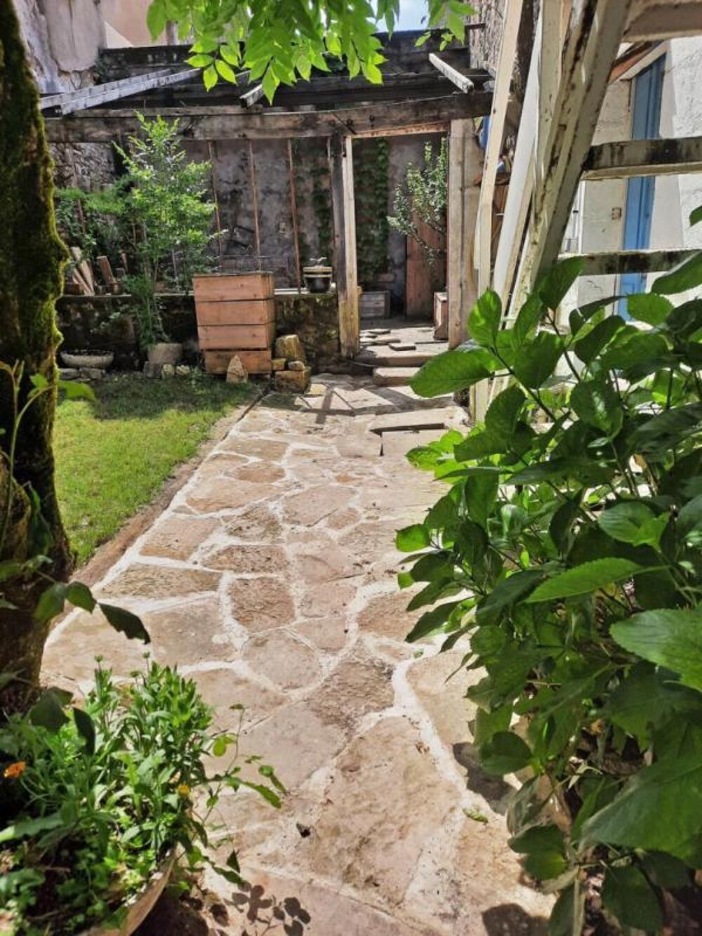 Immeuble d'habitation + studio + local commercial (actuellement loué) La Charité Sur Loire avec jardin
