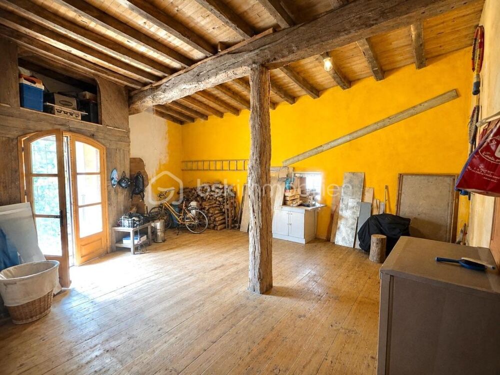 Maison de caractère en pierre  Poutres, sauna & cour  Coeur de Vic
