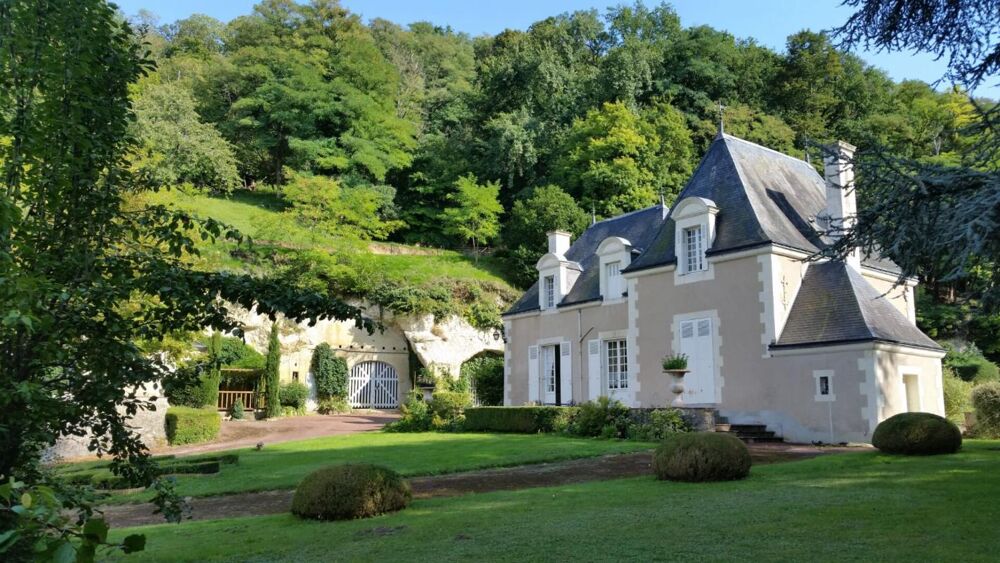 MANOIR A LA CHARTRE SUR LE LOIR ET SES CAVES EXCEPTIONNELLES