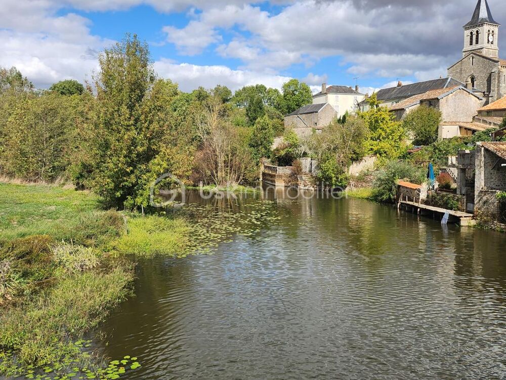 Sanxay  Ancien relais de poste en bord de rivière, atelier et dépendances, avec 2 terrains