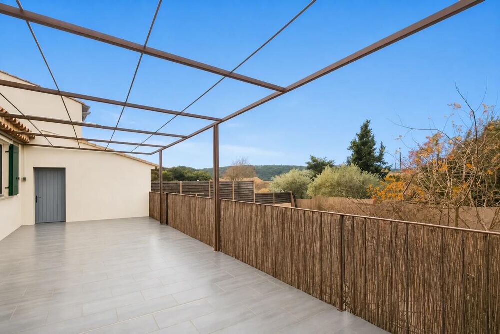 Maison moderne avec jardin et piscine