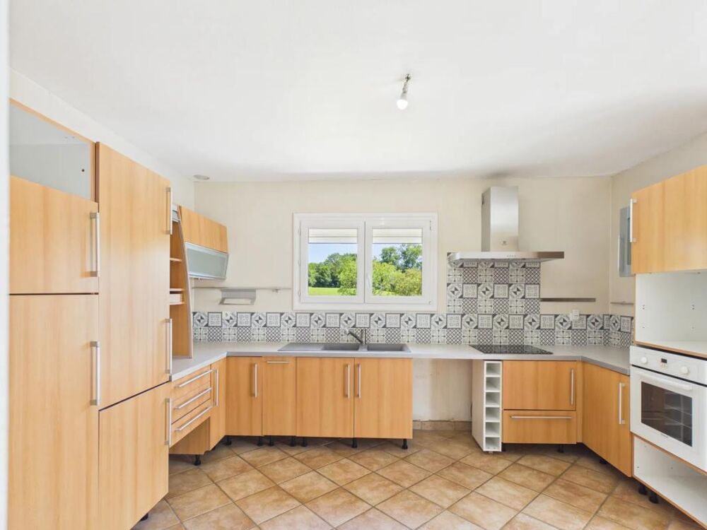 Vente Propriété/Château Maison familiale avec jardin, garage, piscine et atelier Jardin