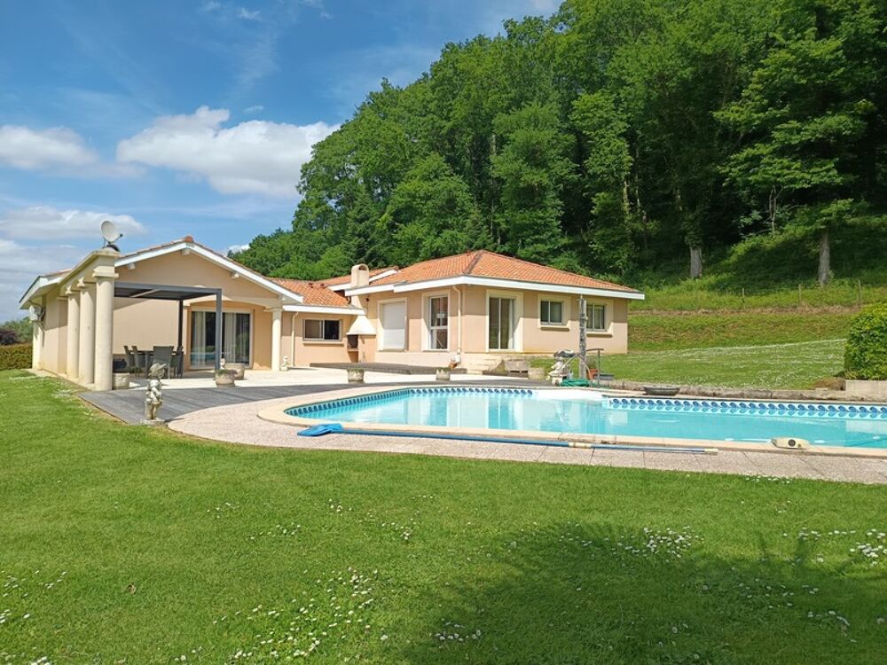 SUPERBE CONTEMPORAINE AVEC PISCINE DANS UN CADRE IDYLIQUE