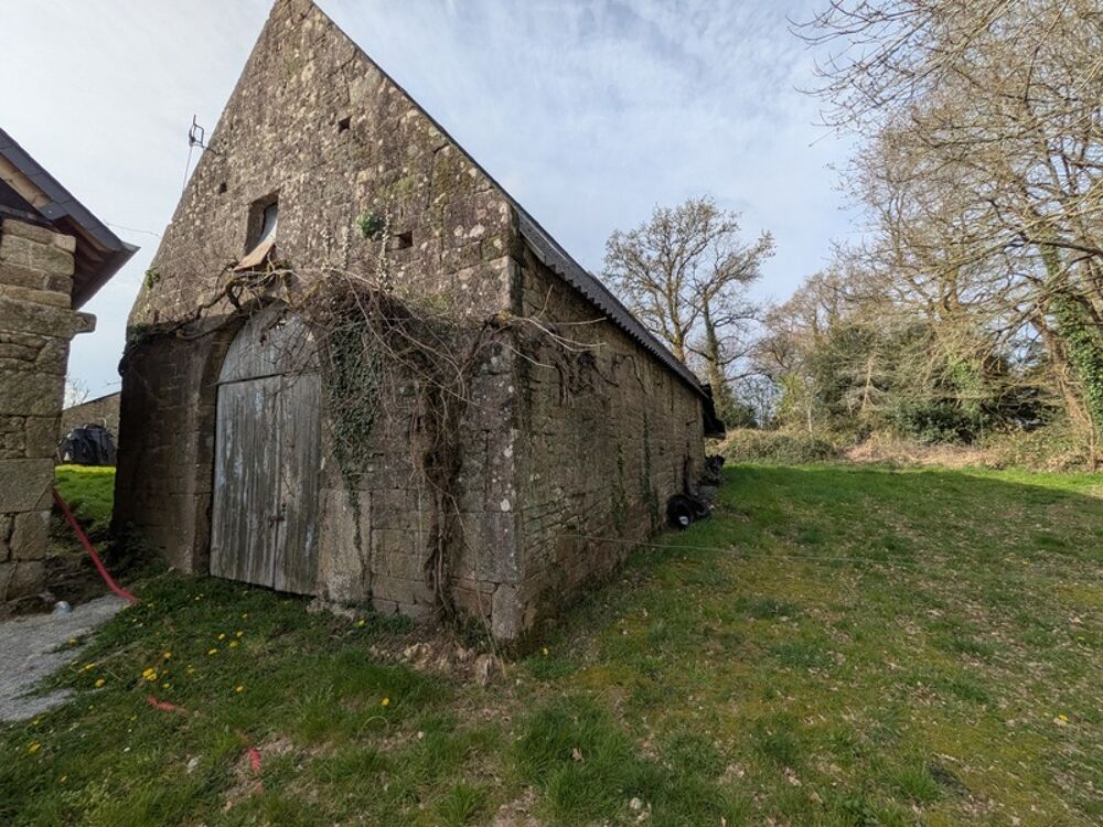 Bubry propriété composée d'une maison à usage d'habitation avec garage, deux petits hangars, une grange en pierre, une longère e