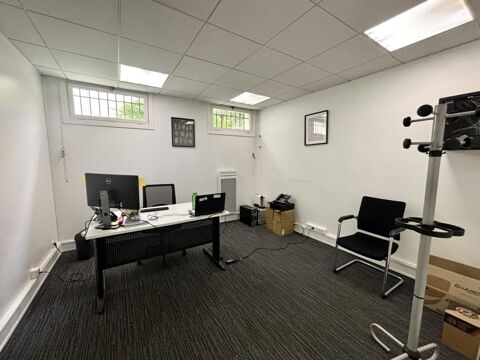  A proximité de Franklin D Roosevelt, à louer, bureaux 53m² 