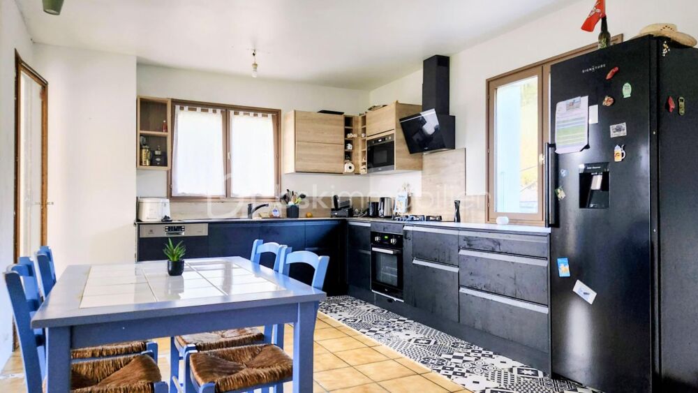 VALLIERES --- CALME --- VUE DEGAGEE --- 4 CHAMBRES --- GARAGE --- CAVE