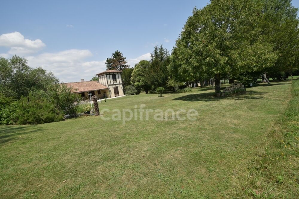 Demeure en pierre du XVIIIe siècle - poutres apparentes - 3 chambres - 2 boxes à chevaux - 18 000m2 de terrain - proche de MARMA