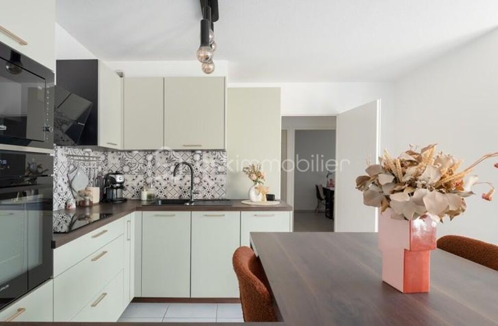 Superbe T3 récent avec terrasse, dernier étage et 2 parkings !