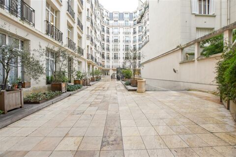 Dans un immeuble ancien de bon standing avenue Hoche 6952 75008 Paris