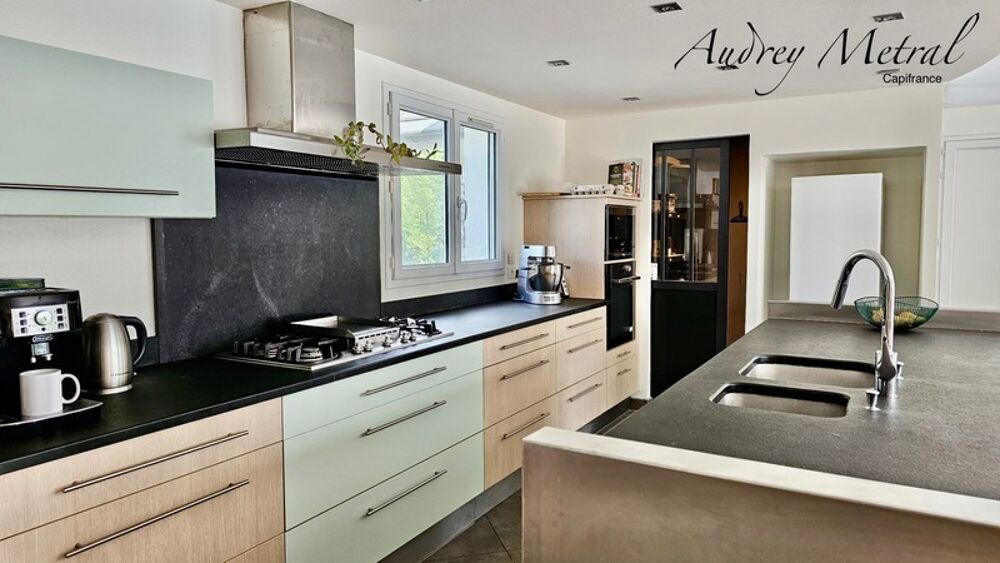 Villa à vendre à Serrières-en-Chautagne avec piscine, à 50 min de Genève et d'Annecy, 35 min d'Aix-Les-Bains et 15 min du Lac du