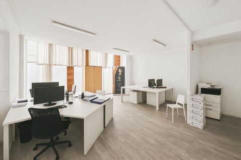   Local commercial d'angle proche place PEREIRE 