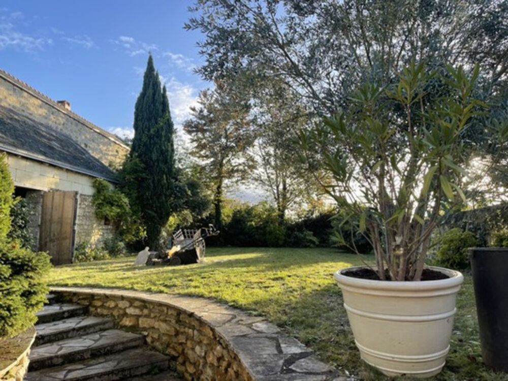 LE PUY NOTRE DAME, Maison tuffeau de 162m² avec cour, jardin clos et dépendances