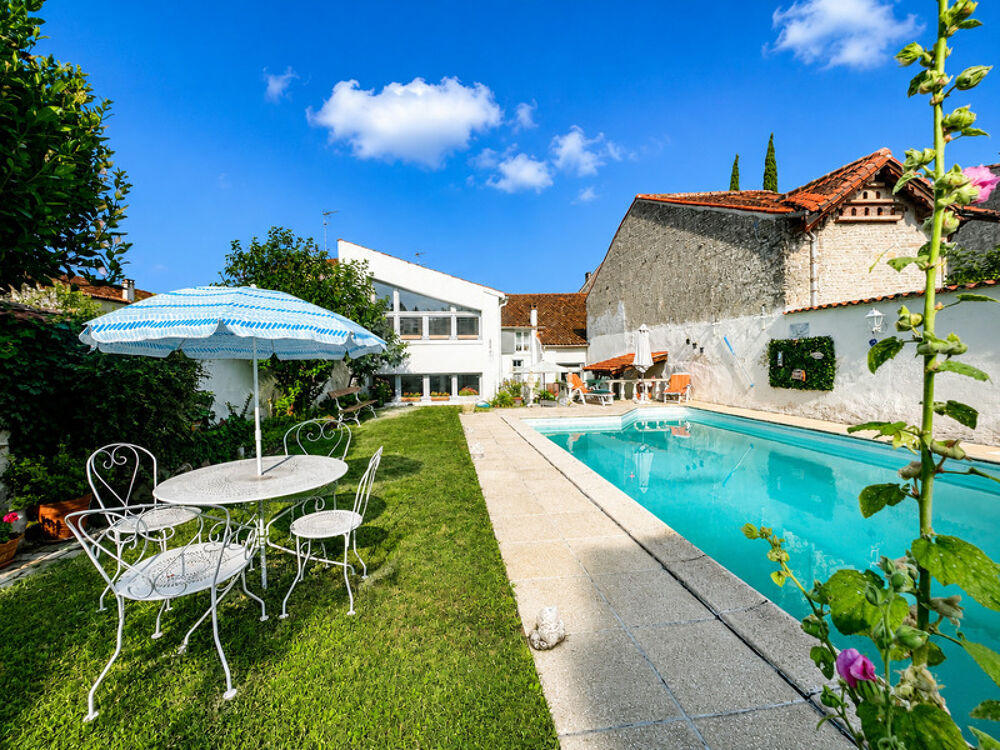 Vente Maison Maison d'habitation 7 pièces à vendre plus trois revenus locatifs MATHA (17) Matha