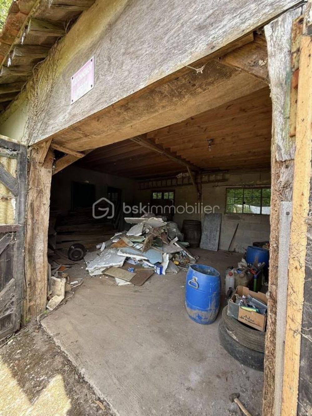Opportunité rare à 10 minutes de La Ferté-Macé  Bâtiment à aménager + terrain arboré ??