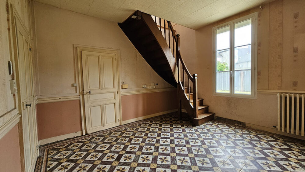Maison de charme  Centre-ville  Idéal primo-accédant / investisseur / retraités NOYANT (49)