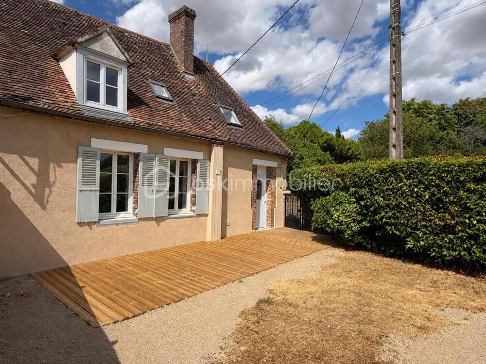 Très belle maison de la fin du 19 ème siècle entièrement rénovée, composée de ses 3 chambres et de son garage !