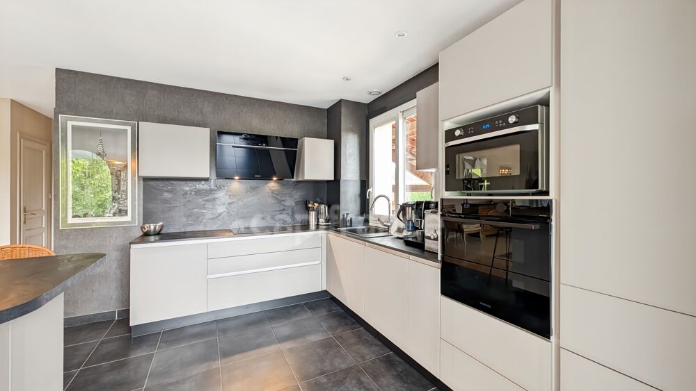 Vente Maison Maison à vendre 6 pièces LA CHARMEE (71) 4 chambres - terrain de 2747 m² abri voitures grande piscine ! La charmee