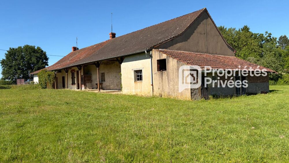 Sur 2700 m2 de terrain, belle ferme à rénover