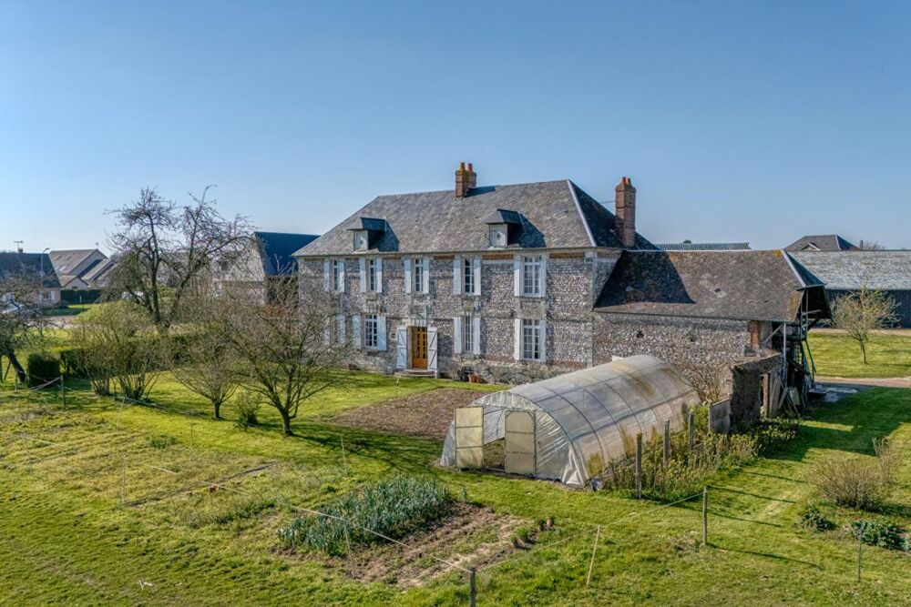 Manoir du XVI ème , 218 m2 + grenier + cellier/ 1480 m2 de dépendances sur 1,6ha