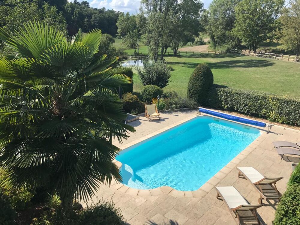 Belle longère en pierre, dont gîte, piscine, dépendances, grange. Calme, campagne