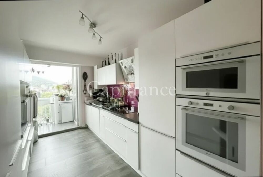 Appartement T2 de 69 m², dernier étage avec balcons, cave, garage locatif possible  Hypercentre Aix-les-Bains (73)