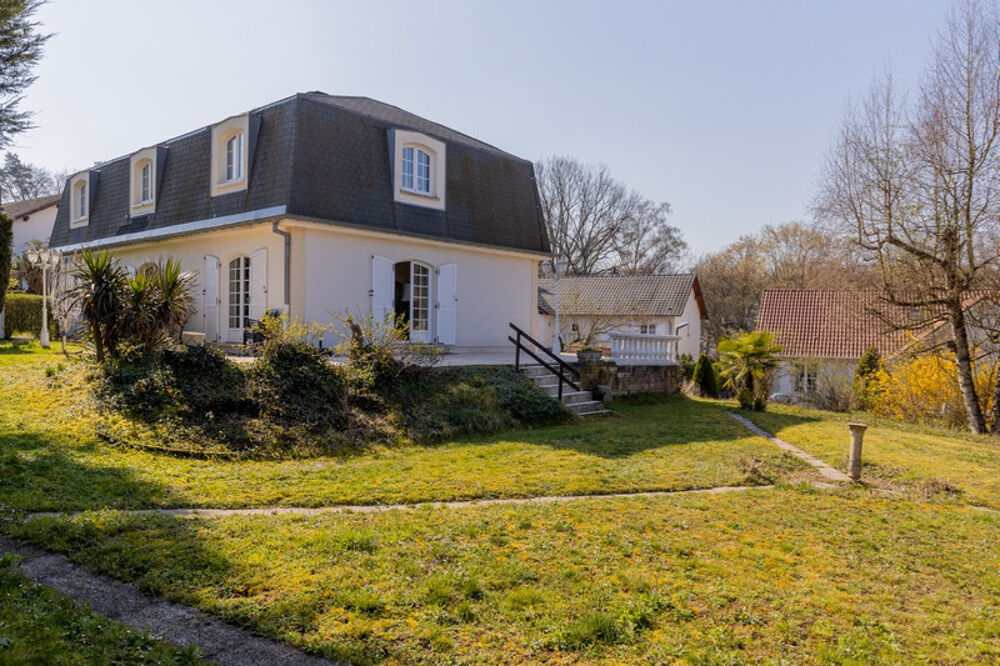 MAISON DE CARACTERE 7 PIECES TERRAIN 9 ARES 44