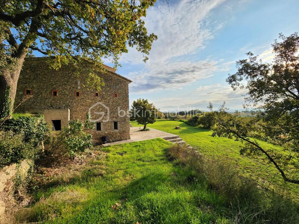 Bâtisse en pierres du 16ème siècle avec vue imprenable sur la Sainte-Victoire, proche de Lourmarin
