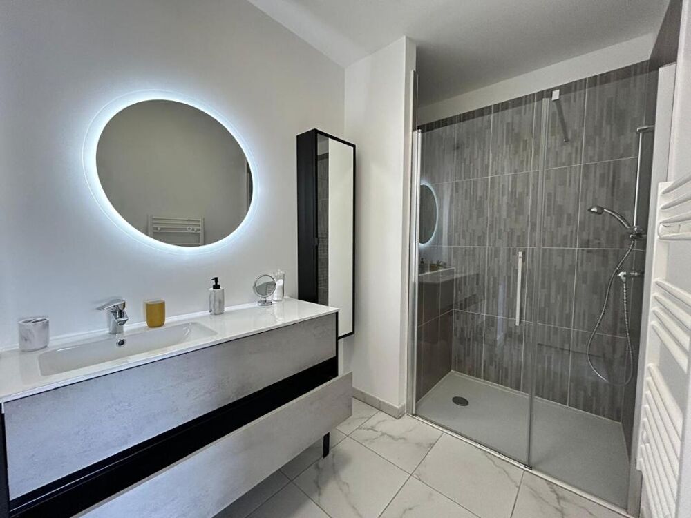 Appartement T3 de 97 m2 environ moderne vendu meublé au 6 eme et dernier étage avec une vue panoramique
