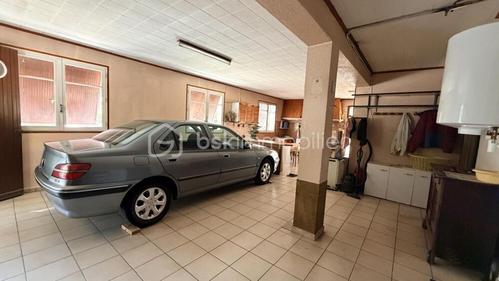 MAISON DE VILLAGE EN TROIS FACES AVEC GARAGE ET JARDIN