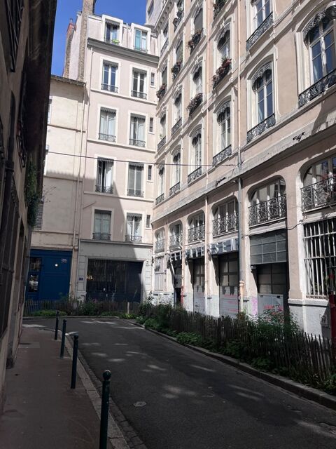   EXCLUSIVITE :Murs commerciaux en RDC de 299 m2 - LYON 1ER 