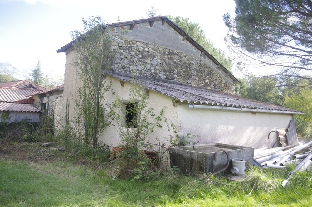 Maison en pierre à restaurer de 200 m², 8 pièces à aménager, terrain d'environ 3ha située au calme à vendre