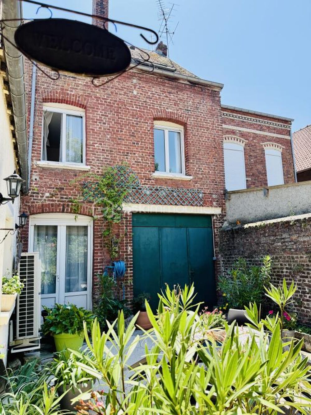ALBERT  Rue Hoche  Maison familiale de 212 m², 8 chambres, garage, cour sur lAncre et vue sur la Basilique