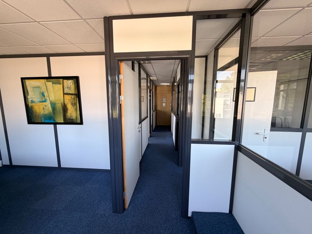   bureaux à louer LIMONEST (69) bureaux au 1er étage avec ascenseur de 70m2 environ Limonest