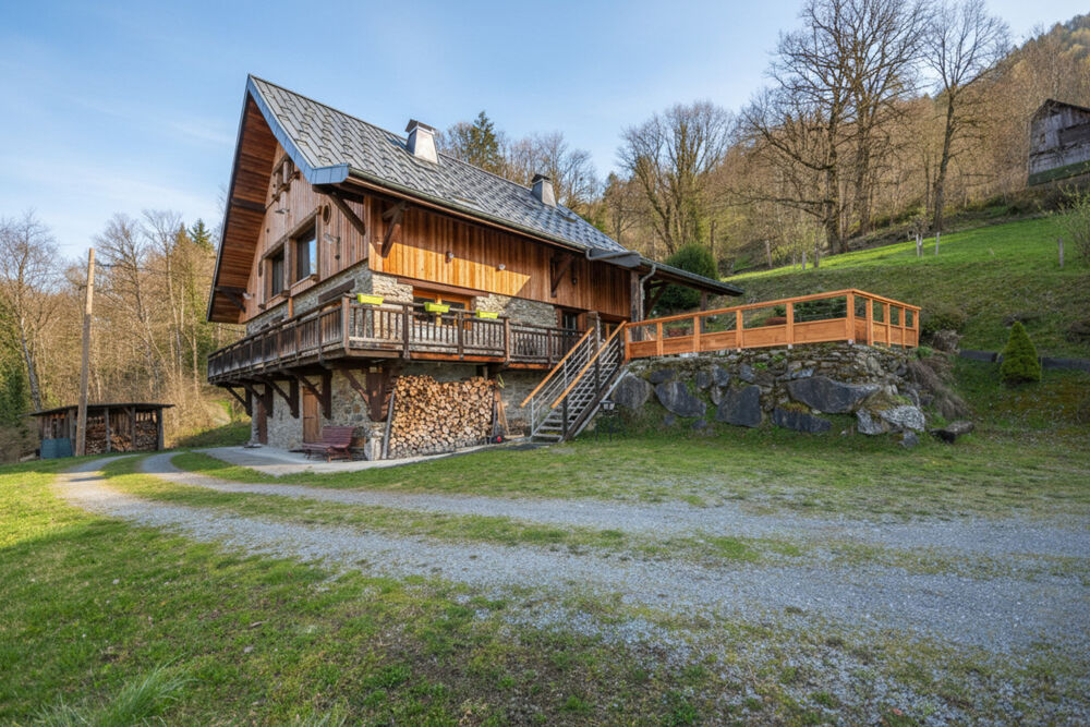 Chalet dexception rénové avec vue dominante + grange à fort potentiel  Ugine